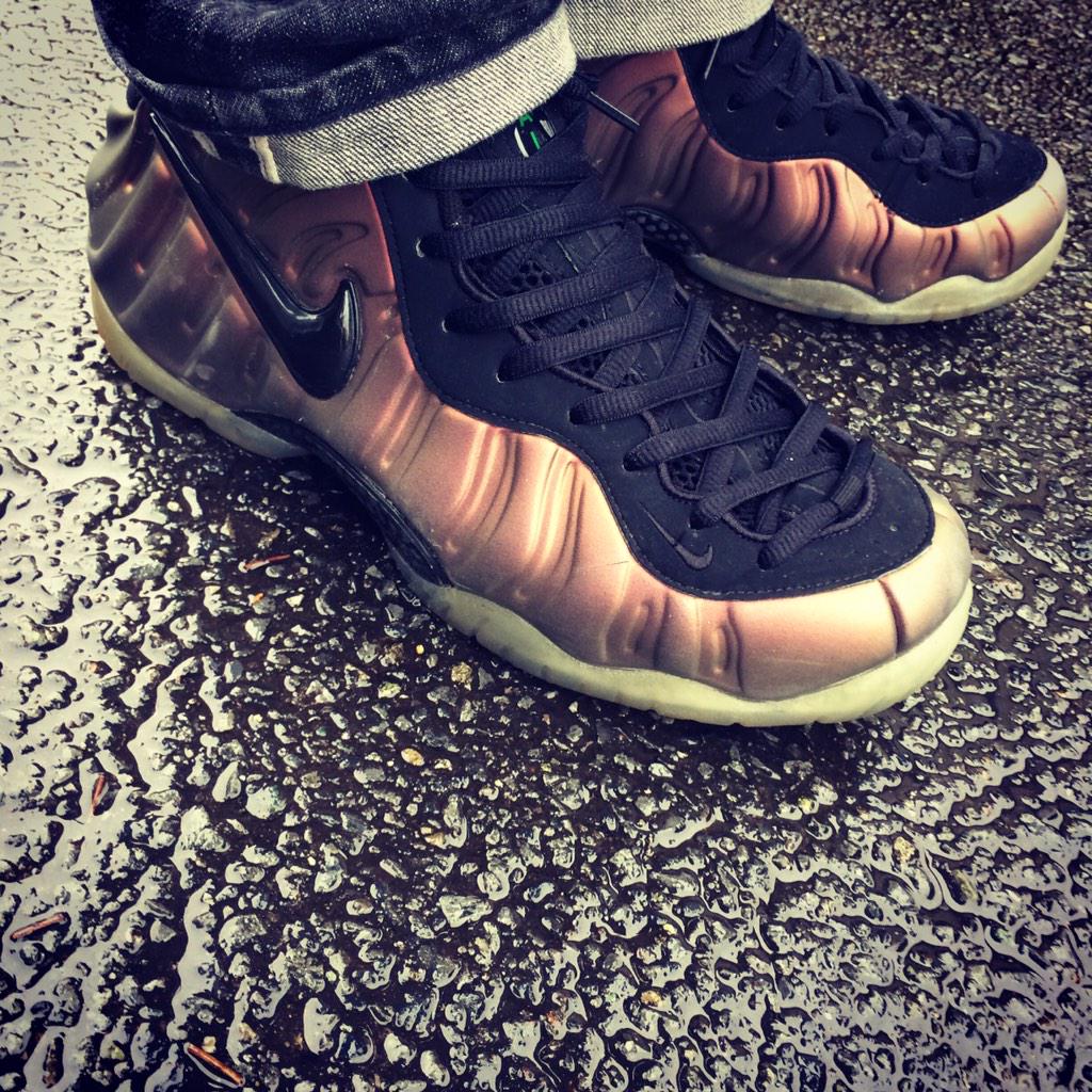 GKatagiri's tweet photo. 雨の日には頼っちゃうポジット

#nike #posite #gymgreen #todayskicks #kickssnap #sneaker #スニーカー http://t.co/JeTSsuj8Vz
