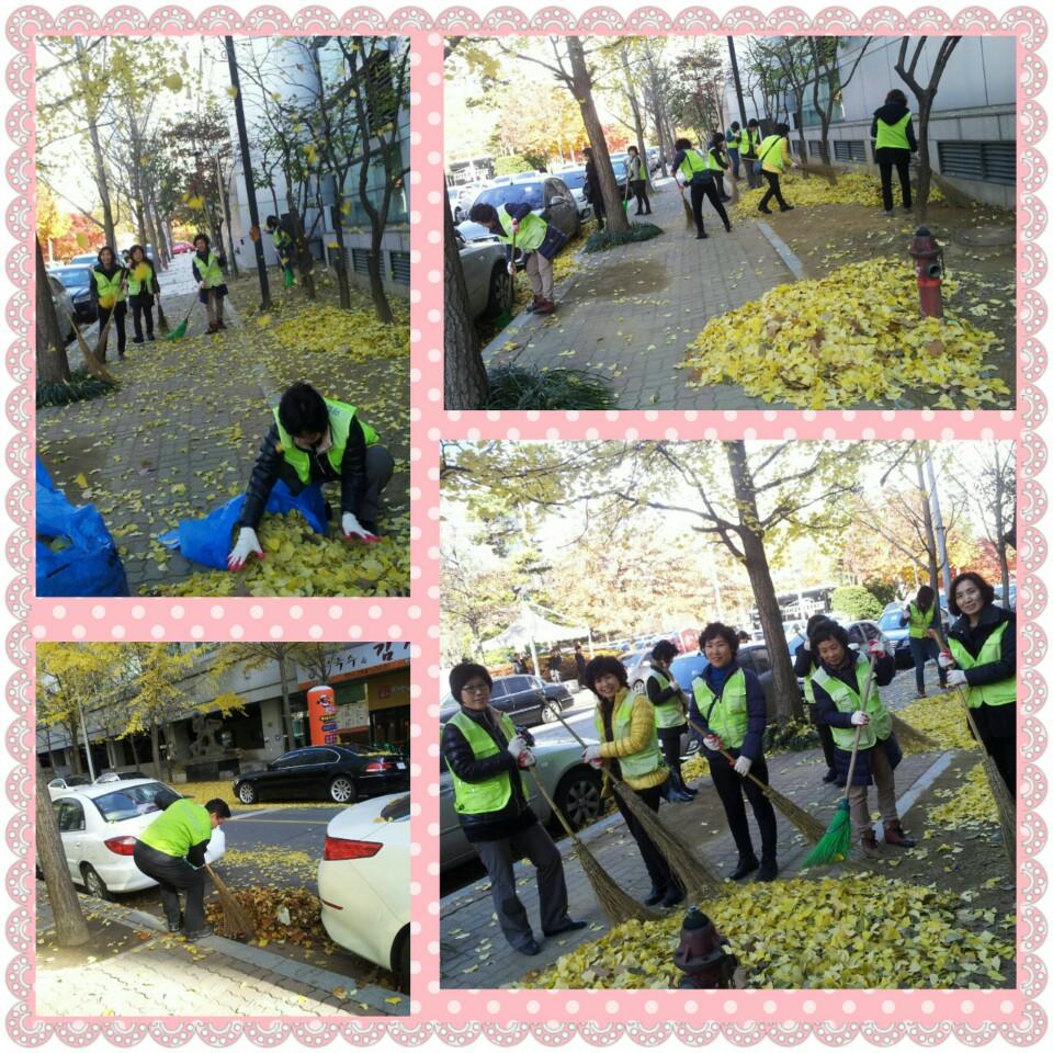 metrix77's tweet photo. 야탑1동 통장님들께서 거리에 수북히 쌓인 낙엽들을 청소해 주시네요, 요즘 끝도없이 떨어지는 낙엽들로 미화원분들이 힘드신데 통장님들의 봉사로 잠시나마 쉬실수 있기를.. 야탑1동 통장님들 화이팅!   짱입니다요^^ http://t.co/AjrhFEogv9
