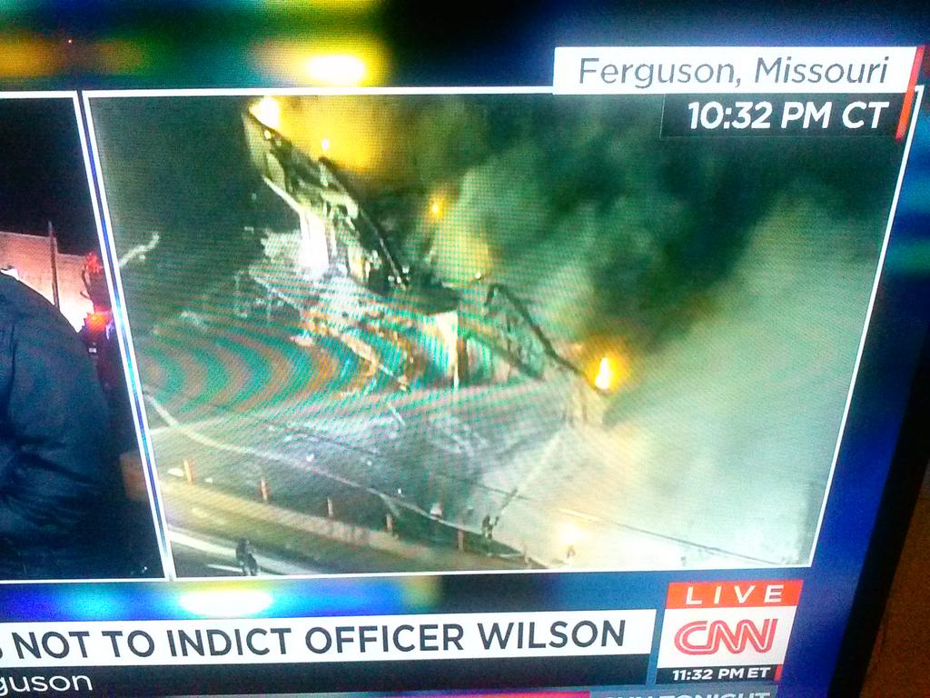liveboatusa's tweet image. Its a #madhouse! a #madhouse!!! 
in #FergusonMissouri 
The #protestors have turned the town into a #seaofflames