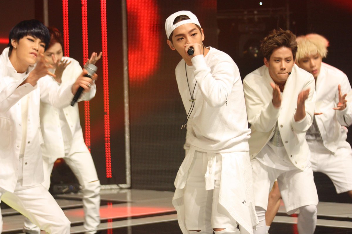 #SimplyKpop with #Halo and #HOTSHOT this week! Don't miss out on these amazingly talented boys~ 
<a href="/_Simplykpop/">SIMPLY K-POP</a>