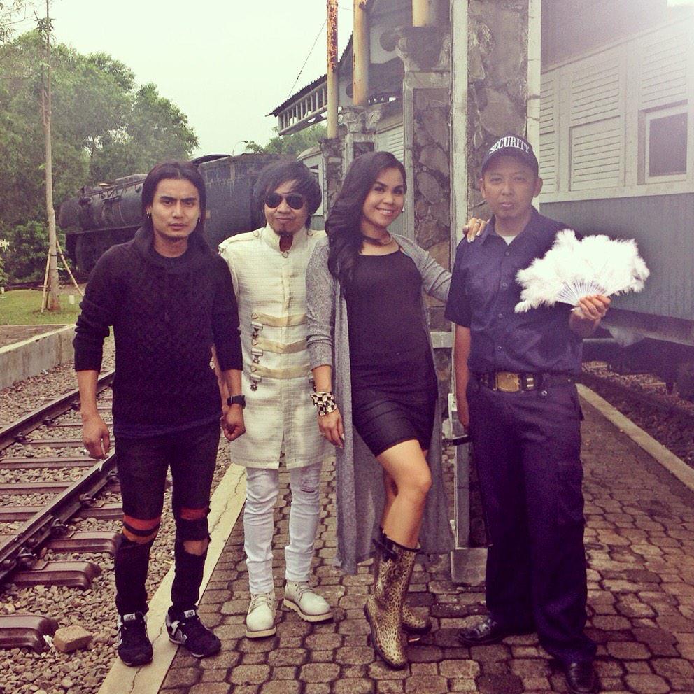 kom3do's tweet photo. Siapppp! Cekidot komedo RT @MelaneyRicardo: Stasiun cinta bentar lg jam 6 teng di Transtv ❤️❤️ @kom3do pd nonton yak http://t.co/g135WdTPzv