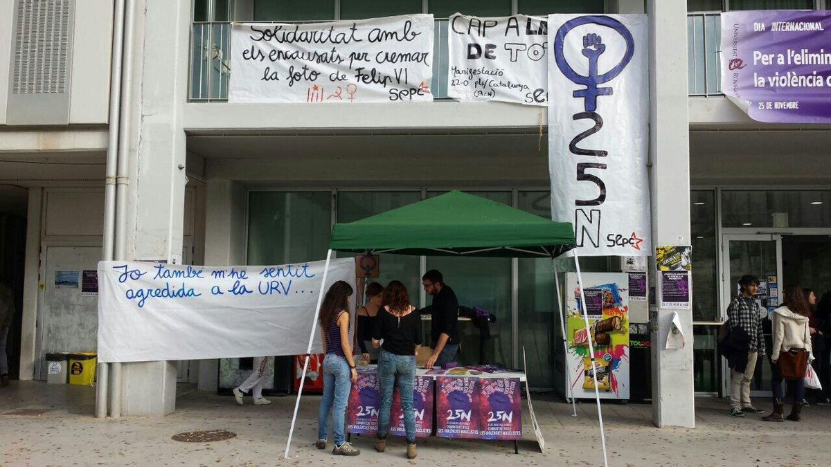 SEPC_URV's tweet photo. Al @SEPC_nacional  ho tenim clar! El capitalisme és violència de gènere #25N http://t.co/s8o68auBHh