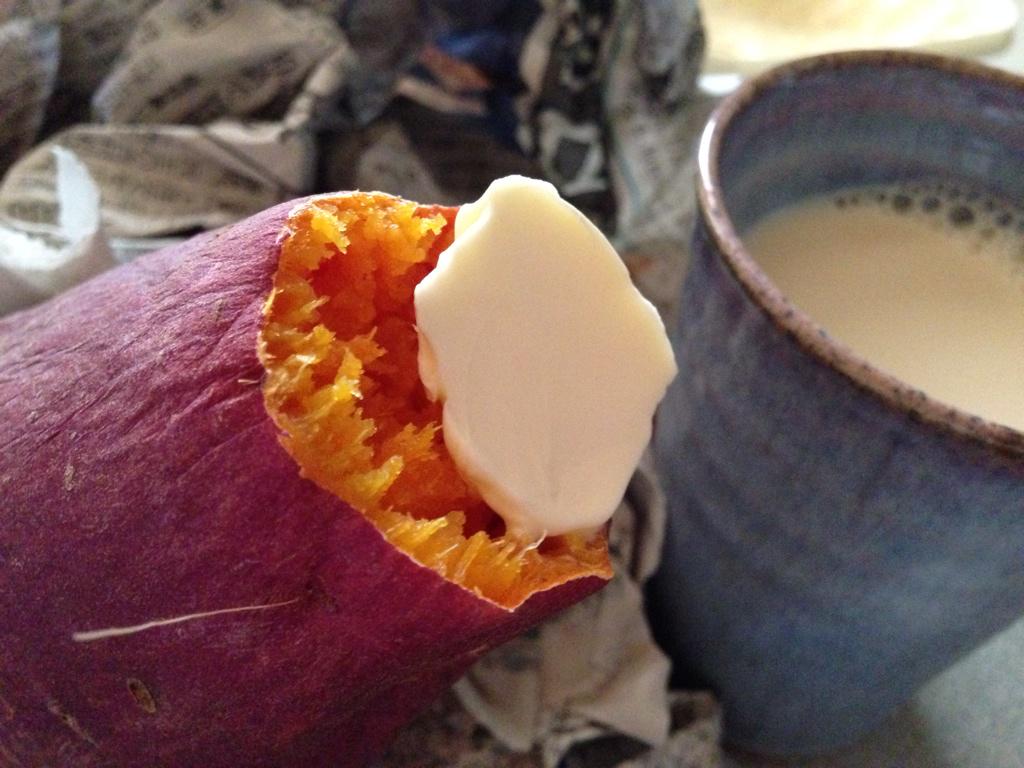 杏耶 限界ごはん重版出来 レンジでほくほく焼き芋 O O レンジでこんなにしっとりほくほくな焼き芋ができるとは 写真では新聞紙で作ったのですが新聞紙に使われてるインクが毒性があるとのご指摘があったのでキッチンペーパーと表記してまする