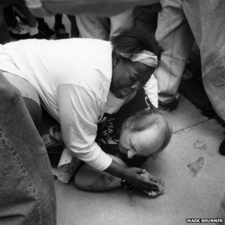 crankdatholly's tweet photo. an 18 year old african american girl shields a kkk member with her body to protect him from being beaten by a crowd http://t.co/izZXdcxRUa