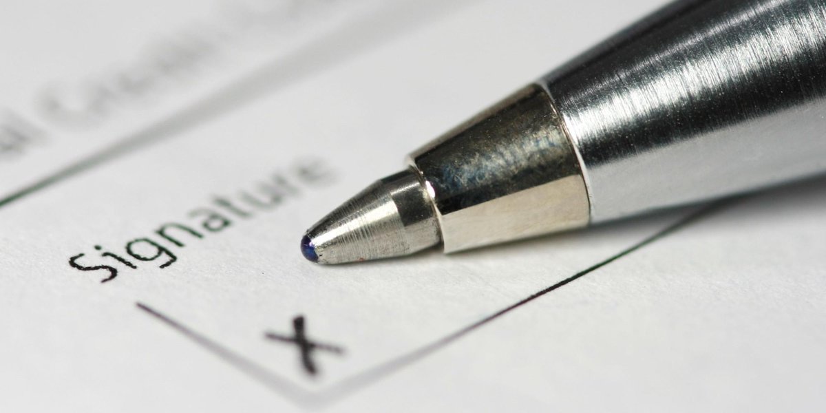 사보험에 가입하는 공무원들이 늘어나고 있다. '연금만 믿을 수는 없다'는 것. 보험사들은 때아닌 특수를 누리고 있다. huff.to/1xWiJPL