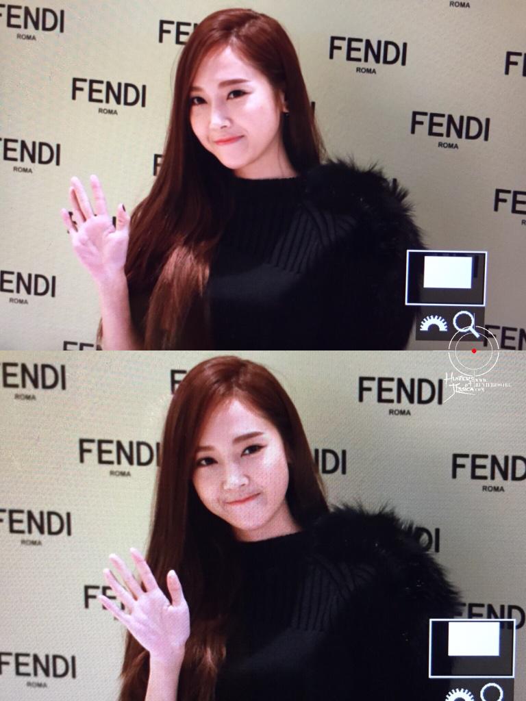 [PIC][24-11-2014]Jessica tham dự sự kiện khai trương cửa hàng "Fendi" tại Lotte World - Seoul vào chiều nay B3RQAo1CIAAY8tq