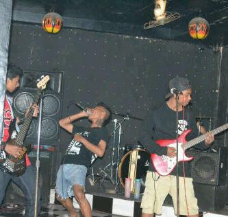 Cukup lama juga, tidak bersenandung Tante rara