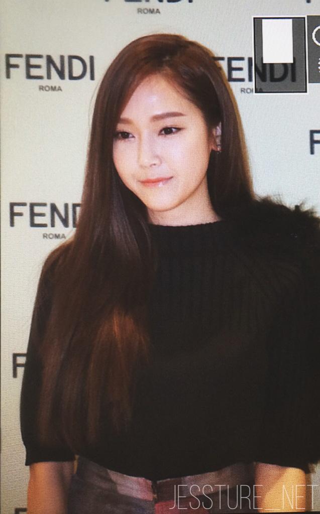 [PIC][24-11-2014]Jessica tham dự sự kiện khai trương cửa hàng "Fendi" tại Lotte World - Seoul vào chiều nay B3RUiXjCcAAVk96