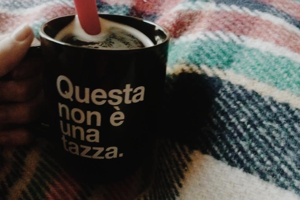 Marileda's tweet photo. Questo non è un #buongiorno, con Magritte e @fandangoweb.
#souvenir romani da #fandangoincontro. :) http://t.co/PnSEeypoc7
