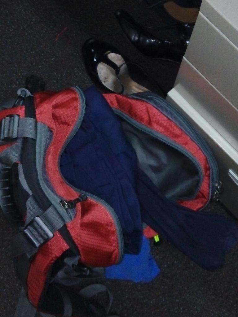jiankeye's tweet photo. 女同事换下高跟鞋丝袜和套装穿运动衣健身去了，我在办公室闻她的原味。丝袜的足尖臭臭的，裆部骚骚的。 http://t.co/McWgSu7JRZ