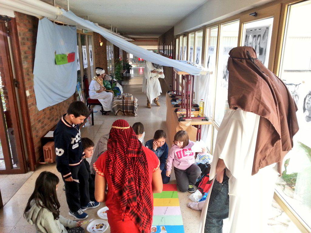 cucc_educacion's tweet photo. Los estudiantes del CP Daoiz y Velarde realizan talleres con Aladino y su lámpara maravillosa #AladdinCUCC http://t.co/SHLnGyHXSU
