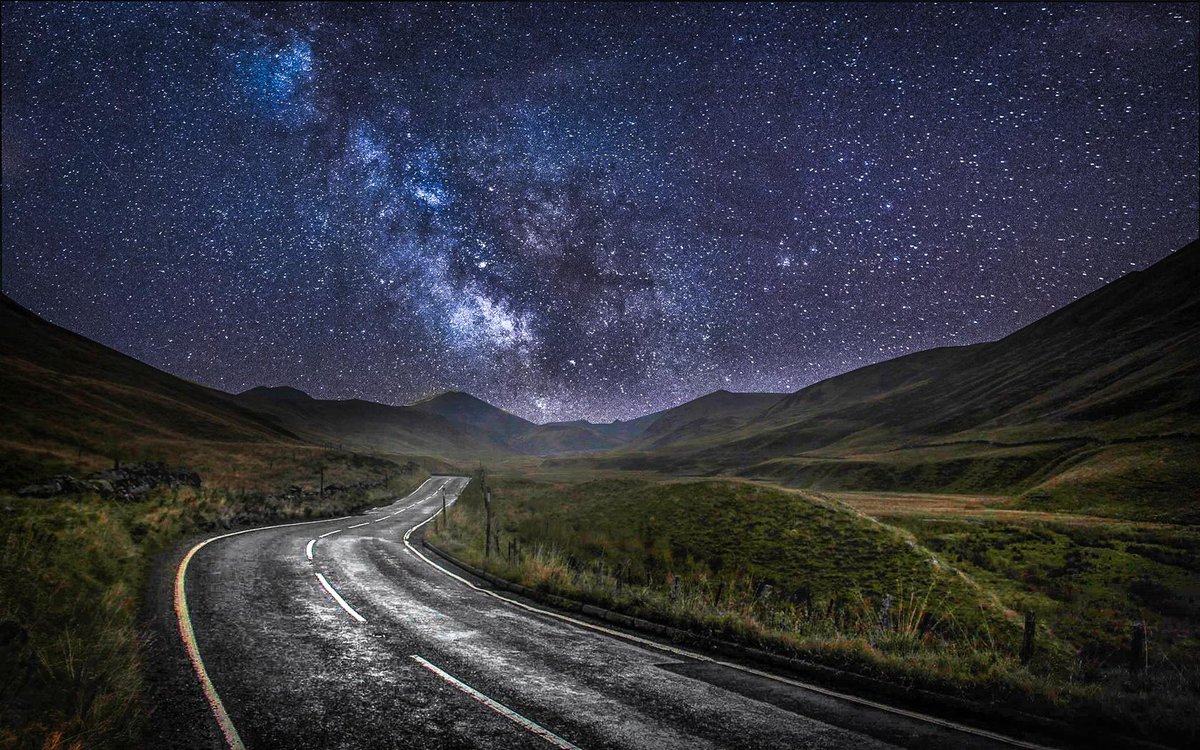 Звездное небо дорога. Ночное небо и дорога. Ночная дорога. Млечный путь дорога. Дорога в горах ночью.