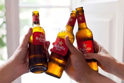 DisnovaSabadell's tweet photo. Els dimarts són més interessants amb una @EstrellaDammCat a la mà...ja tens la teva? #esmorzarcomcal http://t.co/BNB7ZdWGVs