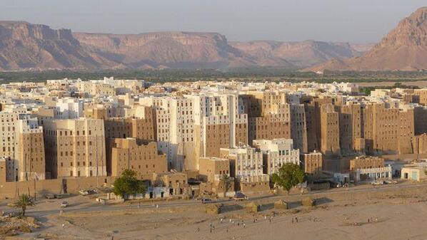 توییتر 秘境 絶景 世界のファンタスティック در توییتر イエメン シバームの旧城壁都市 最古の高層ビル群 砂漠のマンハッタン と呼ばれる人口約7 000人の都市 住宅は全て泥煉瓦で構成されています 19年 世界遺産に登録されました Http T Co