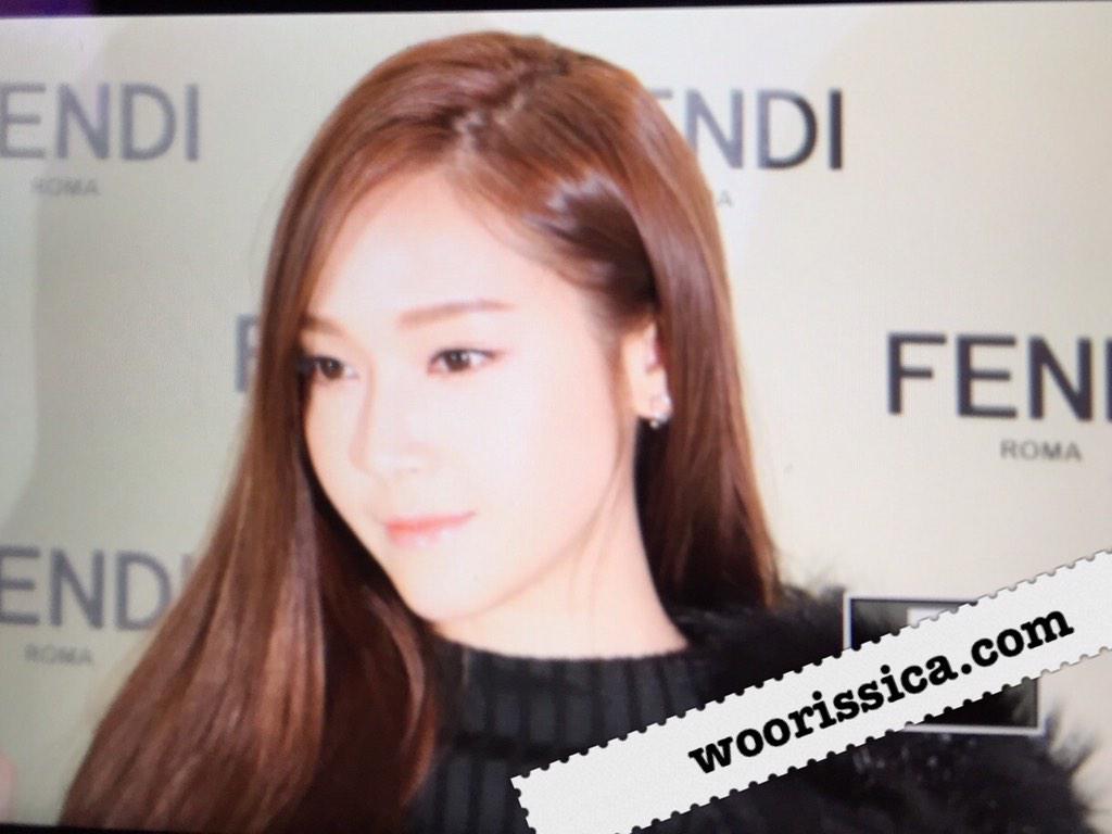 [PIC][24-11-2014]Jessica tham dự sự kiện khai trương cửa hàng "Fendi" tại Lotte World - Seoul vào chiều nay B3RcNNICcAA_Q7Q
