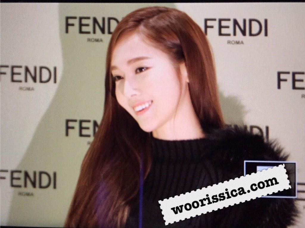 [PIC][24-11-2014]Jessica tham dự sự kiện khai trương cửa hàng "Fendi" tại Lotte World - Seoul vào chiều nay B3RcNNJCIAATCC5