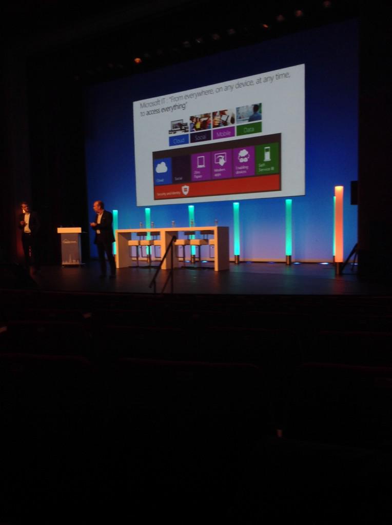 UCCOMIE's tweet photo. La conf commence http://t.co/Ph9jdUkkgQ