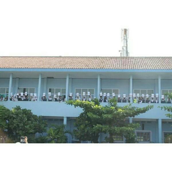 AboutCirebonID's tweet photo. #CirebonJepret Selamat Hari Guru dari SMPN 1 Cirebon. Photo by @regita0107 http://t.co/O65IkUY47q