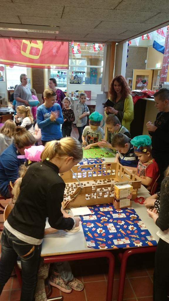 Bij Sinterklaas horen kruidnoten. Vandaag draait de "fabriek" op volle toeren! Iedereen helpt mee.