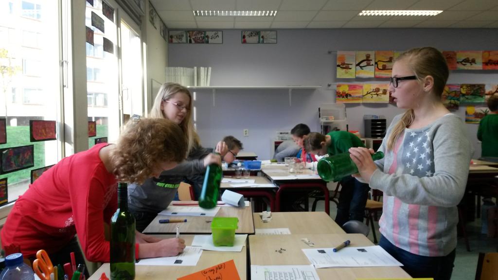 Science van mevrouw Bouwma. Lukt het om een propje in de fles te blazen? <a href="/SpectrumSKOP/">HetSpectrum</a>