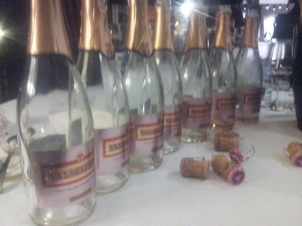 fabri_francone's tweet photo. Ma com'è buono il #valsellera #rosé con la #nocciola! Grazie a @EvaCodinaVda @CarloVischi @lenna @biancatecchiati http://t.co/NzbfKDkb61
