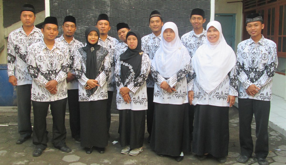 trmkshguru's tweet photo. Guru MI Wahid Hasyim Yogyakarta: semua guru hebat yg mengajarkanku saat di MI Wahid Hasyim #TerimakasihGuru http://t.co/2AYEpScegz