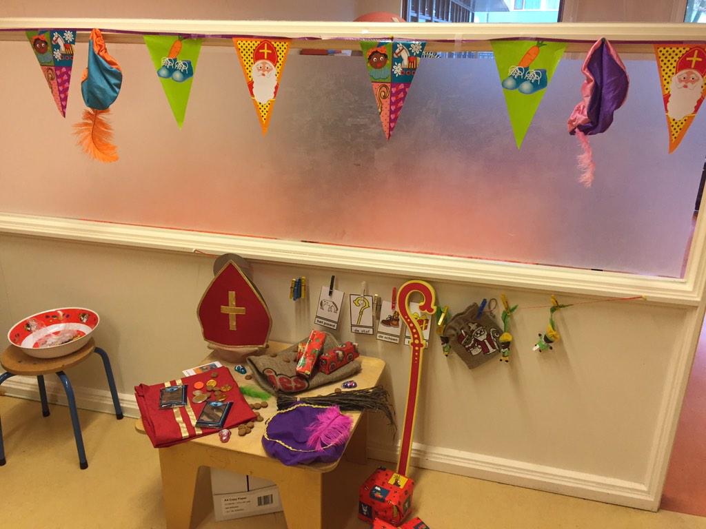 tescreations's tweet image. Ook mijn lokaaltje is helemaal in de Sinterklaas sfeer. #piramide #preteaching