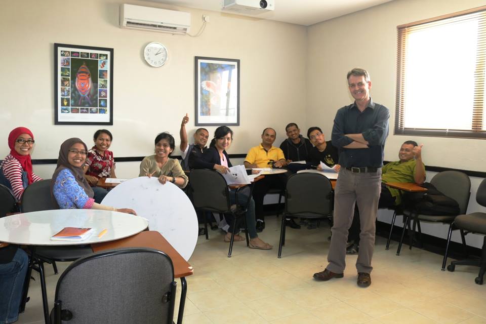 trmkshguru's tweet photo. Mark Hinde: guru keren yang luar biasa, selalu mengapresiasi muridnya. #TerimakasihGuru http://t.co/c5Ol7njgPx