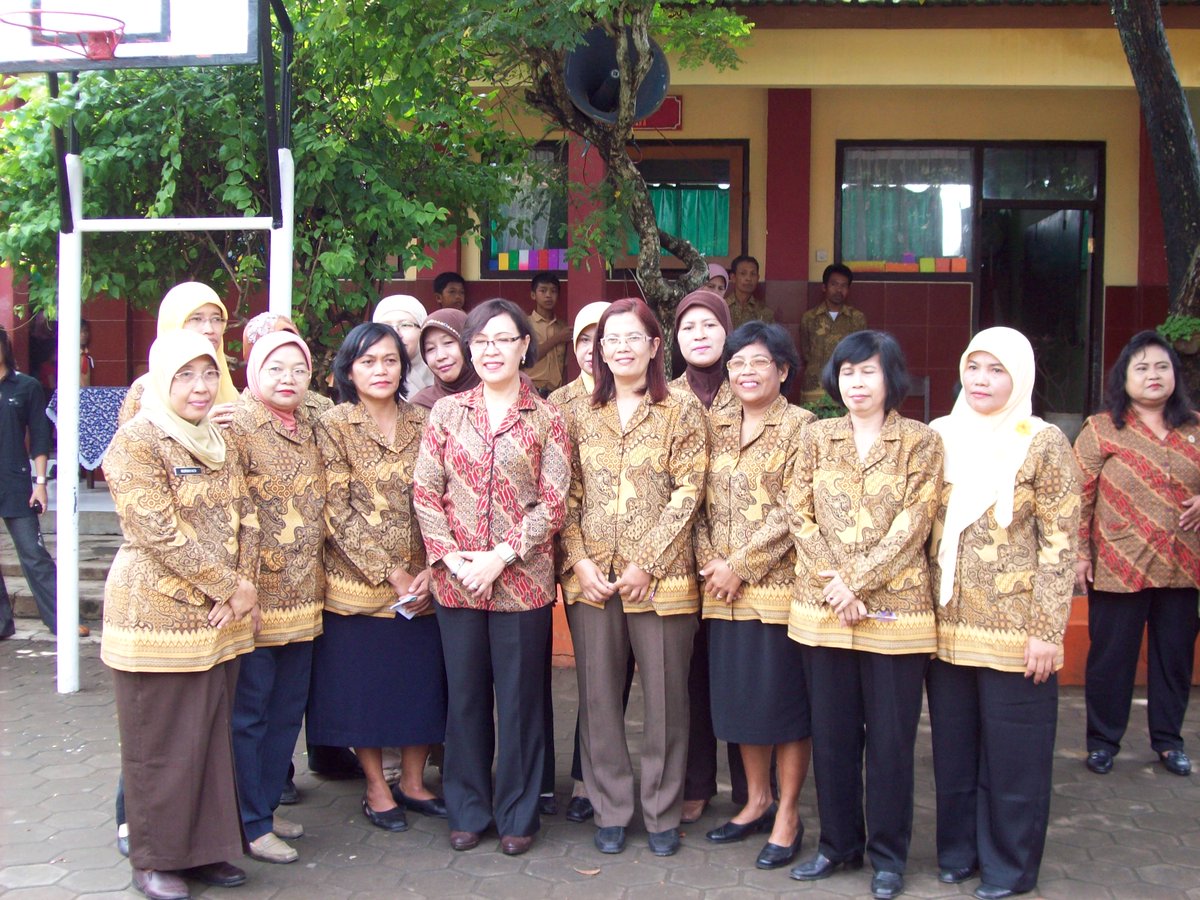 trmkshguru's tweet photo. andi sri astuti: bersama guru2 ini aku bisa jadi lebih baik tapi sekarang entah mereka dimana :) #TerimakasihGuru http://t.co/9cXT9TpzEu