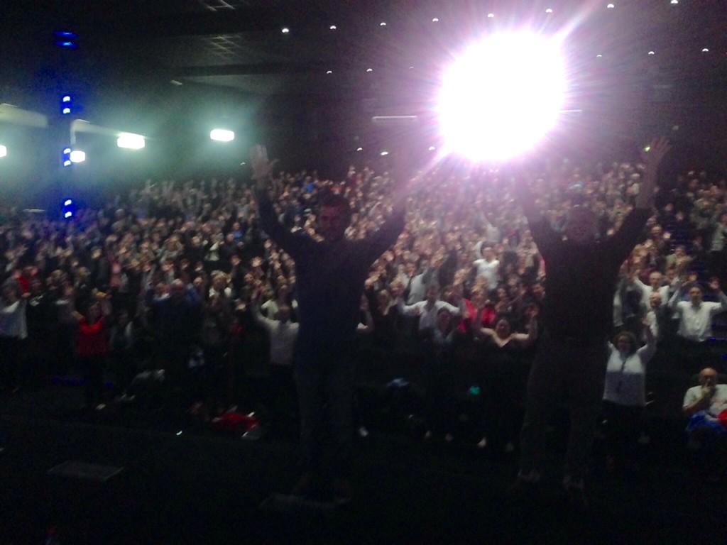 Près de 600 personnes présentes #CGRTours2Lions pr applaudir <a href="/EricLartigau1/">Eric Lartigau</a> pr l'AVP #LaFamilleBelier cc <a href="/MarsFilms/">Mars Films</a>