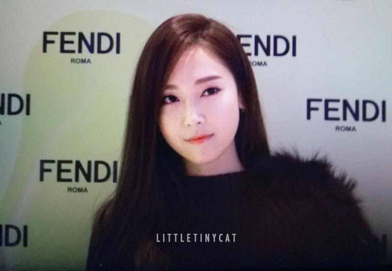 [PIC][24-11-2014]Jessica tham dự sự kiện khai trương cửa hàng "Fendi" tại Lotte World - Seoul vào chiều nay B3RwBCGCUAErj0k