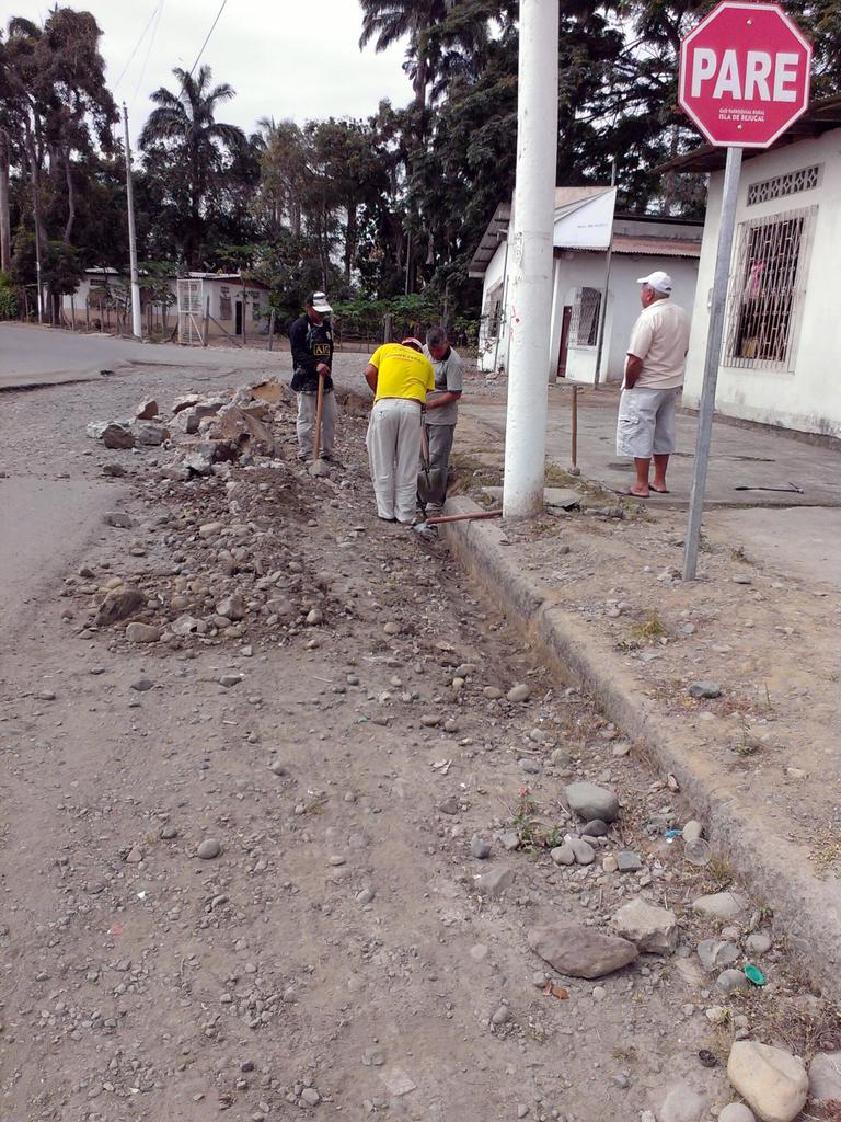 isladebejucal's tweet photo. Arranco la obra de aceras y bordillos en la Av. Independencia en la parroquia Isla de Bejucal http://t.co/BkU02ib3A0