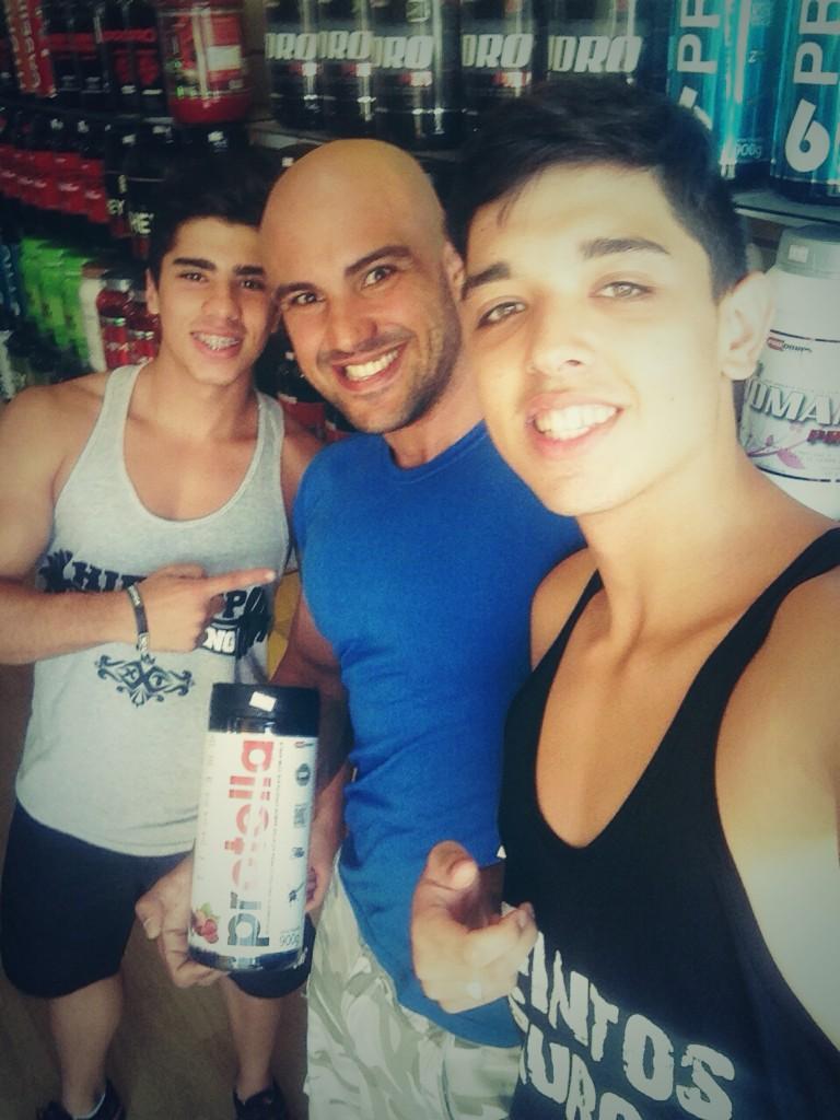renanamoriim_'s tweet photo. Monstro da nossa quebrada ! Tamo junto haha #protella #gostapouco #gigantossauro💪 http://t.co/qQIhfFNFy4