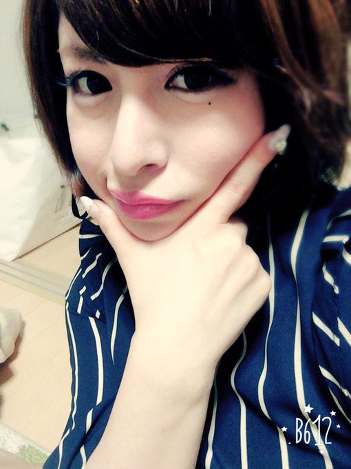 こうやって撮ると顔が小さく見える らしい！どう！？小顔になりたい。 また、明日から忙しい日々ー( &acute;∵｀) がんばるぞ！２月には、とってもとっても 楽しみなことがあるー♡♡幸せ♡♡ http://t.