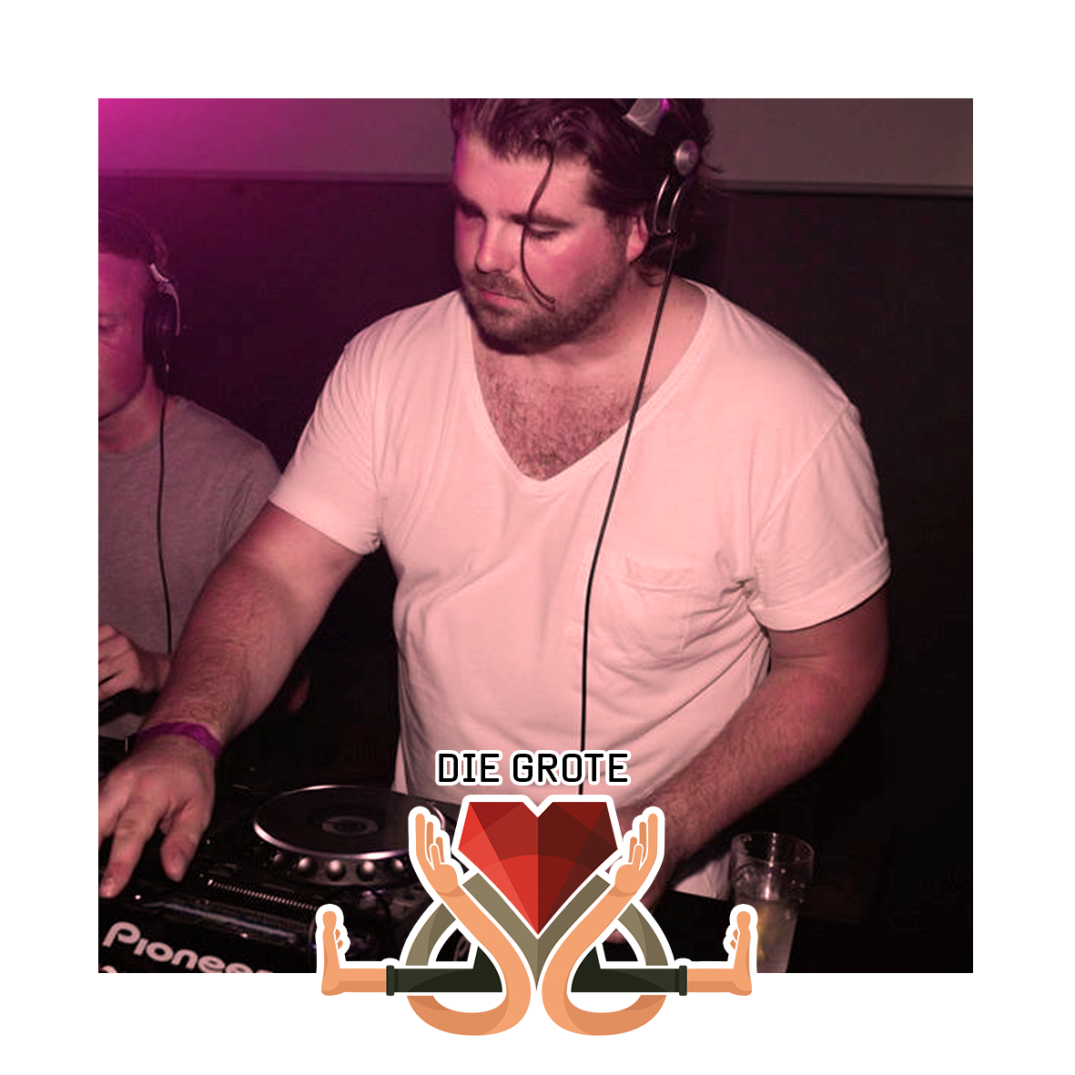FF VOORSTELLEN: <a href="/DieGrote_/">Die Grote</a> represent <a href="/Losjes_/">Losjes</a> met z'n Deep House/UK Bass in de Silent Disco!

facebook.com/soepele/photos…