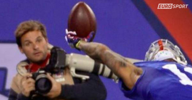 LeBuzzEurosport's tweet photo. Vous pensez que ce photographe a manqué LA photo de l'année?Vous vous trompez. http://t.co/YI76gl4mWW #BeckhamCatch http://t.co/olGNLSBjgN