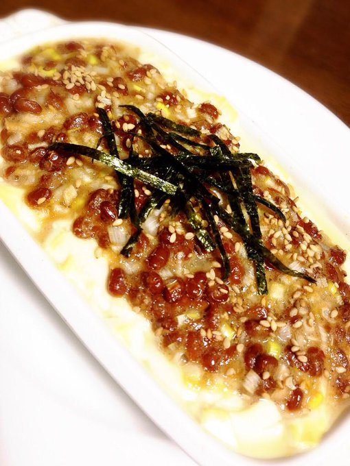 今日のヘルシーお昼ご飯。 お豆腐くずした上に納豆のせて、胡麻と海苔をパラパラして、トースターでチン。 お豆腐温かくすると食べ応えあるしオススメ♡ たんぱく質摂取〜(((((((((((っ･&omega;･)っ http://t