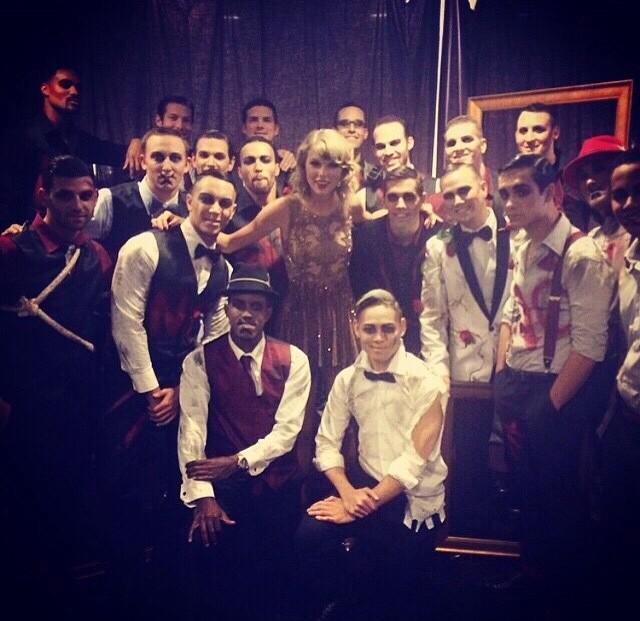 TSwiftNewsTH's tweet photo. เทย์เลอร์กับแดนซ์เซอร์ค่ะ #AMA14 http://t.co/yp2ninFeTf
