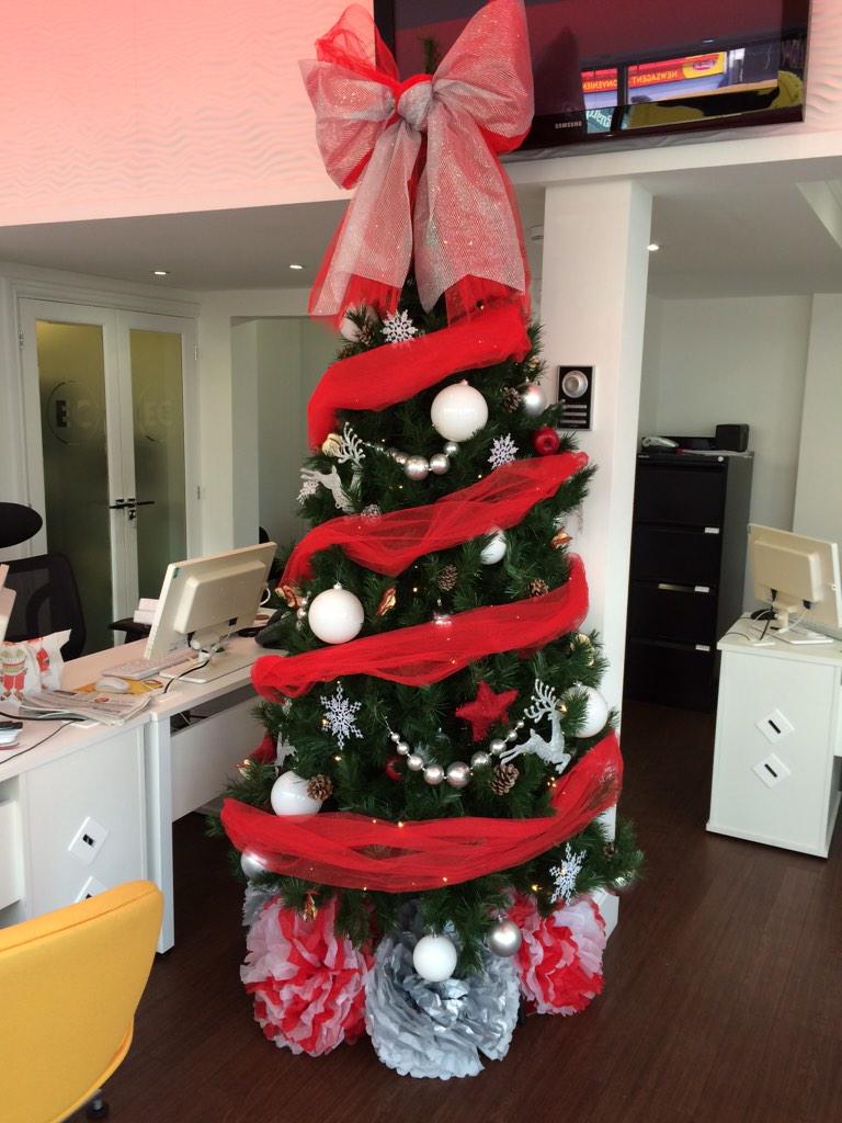EClettings's tweet photo. Office tree is up, getting in the Christmas spirit #HoHoHo #Christmas http://t.co/6Xs7WuRIX1