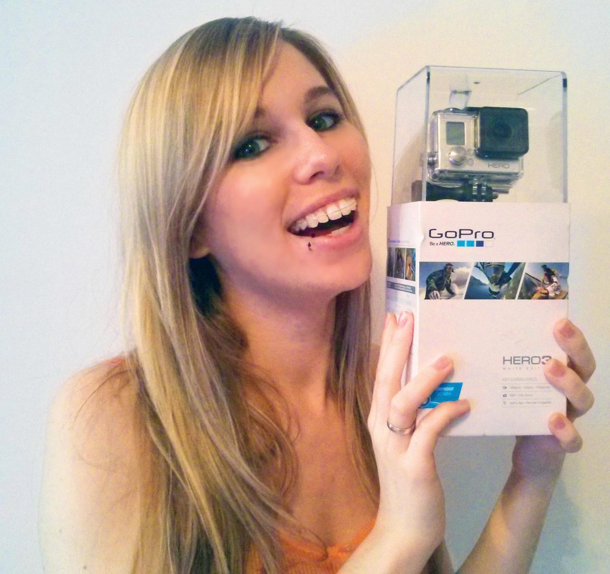 Dangelisa's tweet photo. Ya esta aquii la GoPro de #SuperMirada
¡Muchas gracias de nuevo a @grefusa!
Y a los Youtubers jurado! estoy feliz :D http://t.co/yfVUxQCK8J