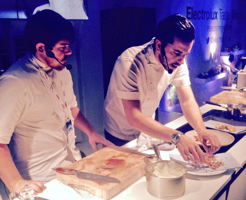 MrAndrewDickens's tweet photo. Peter Sanchez with Josh @Electrolux_UK Taste Theatre #secretingredient #tastewinter @Petercasamia @flintandflameuk http://t.co/tkhjboecNi