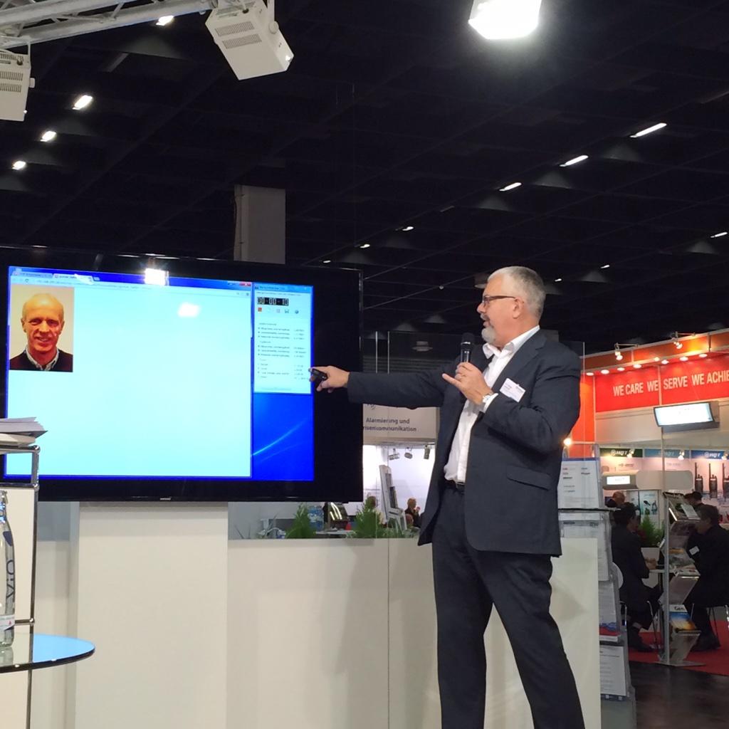 DNK-direktør <a href="/torhelgel/">Tor Helge Lyngstøl</a> Lyngstøl demonstrerer trygg og rask datatrafikk over #TEDS i Nødnett på #PMRexpo i Tyskland