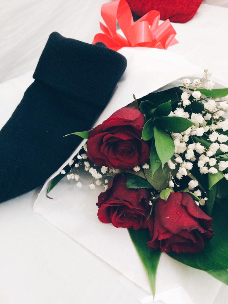 jmiinev's tweet photo. New beanie! 🙈 oh.. &amp; flowers 💕🌹 #tyvml ☺️ http://t.co/rgfBis58x7