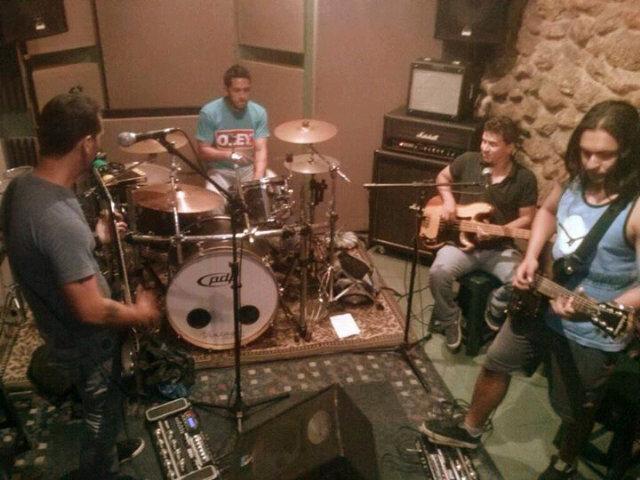 Trabajando en crear música..Rock on. <a href="/Alc_Bejuma/">Alcaldia de Bejuma</a> @ElTeatroBar_VLN <a href="/zonamadre/">Zona Madre</a> <a href="/Pal_Toque/">Paltoque.com</a> <a href="/jeffdepresion/">jeff lara </a>