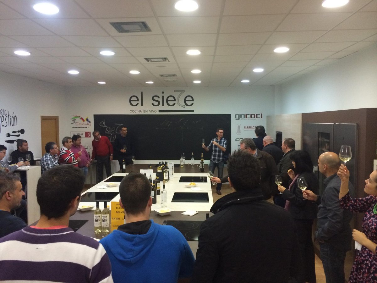 BodegasLaVal's tweet photo. Gran  #cata la que hicimos ayer en El Siete Cocina en Vivo en Moaña. Degustamos #laval y #masque2 Gracias a todos!!!! http://t.co/C6GjkZvsBl