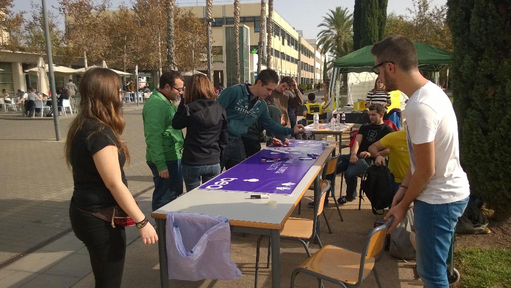 bea_UPV's tweet photo. Vine i enganxa el teu missatge contra la violència masclista! #25N TOTES JUNTES! @UPV @bea_uv @bea_ua http://t.co/K0tm7QW7pI
