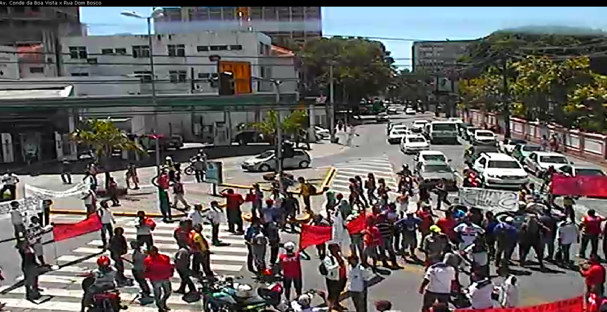 CTTU_Recife's tweet photo. 9h56 Manifestação chega à Av. Conde da Boa Vista x R. Dom Bosco. Trânsito lento. CTTU acompanha a movimentação. http://t.co/NHRu4f76vh