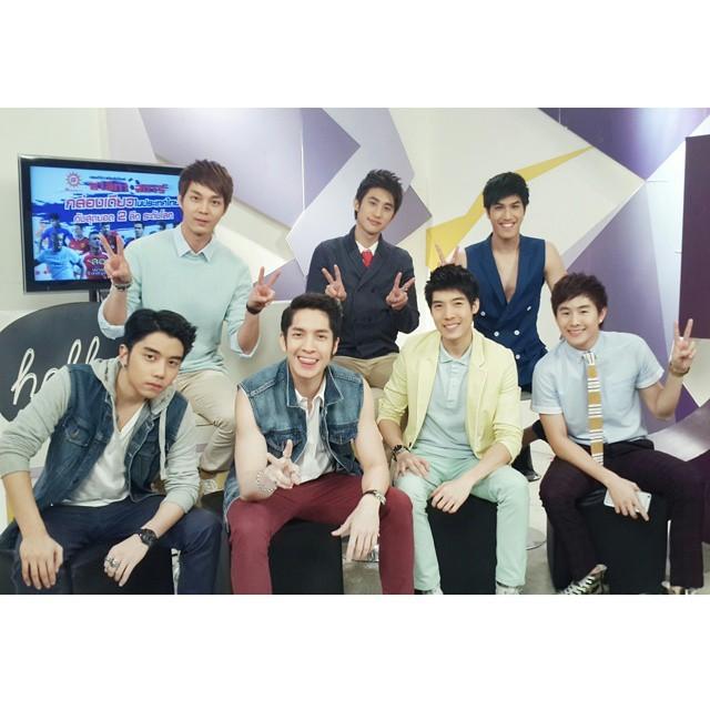 Media_RS's tweet photo. หนุ่มๆVamp มาแล้ววว ตอนนี้เลยยในรายการ #เพลงสดสด จ้าาา #vamp #chomusicent http://t.co/YFjh72kXPC http://t.co/jN6mJkh2tV