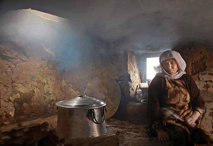 mtahmazoglu's tweet photo. Her kadın bir anne, her kadın bir eş,

Ona güzel anılar bırakın, kalıcı izler değil.

#KadınaŞiddeteHayır http://t.co/c5lEgn8Peq