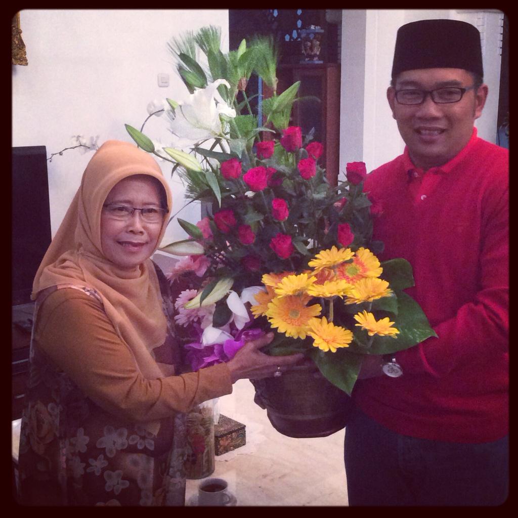 silaturahmi dengan guru sejarah jaman SMAN 3 Bandung. Selamat hari guru.